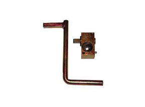 Dwa metalowe elementy: gięty pręt z kwadratowym zakończeniem i prostopadłościan z otworem, oba pokryte złotą powłoką, leżące na białym tle.