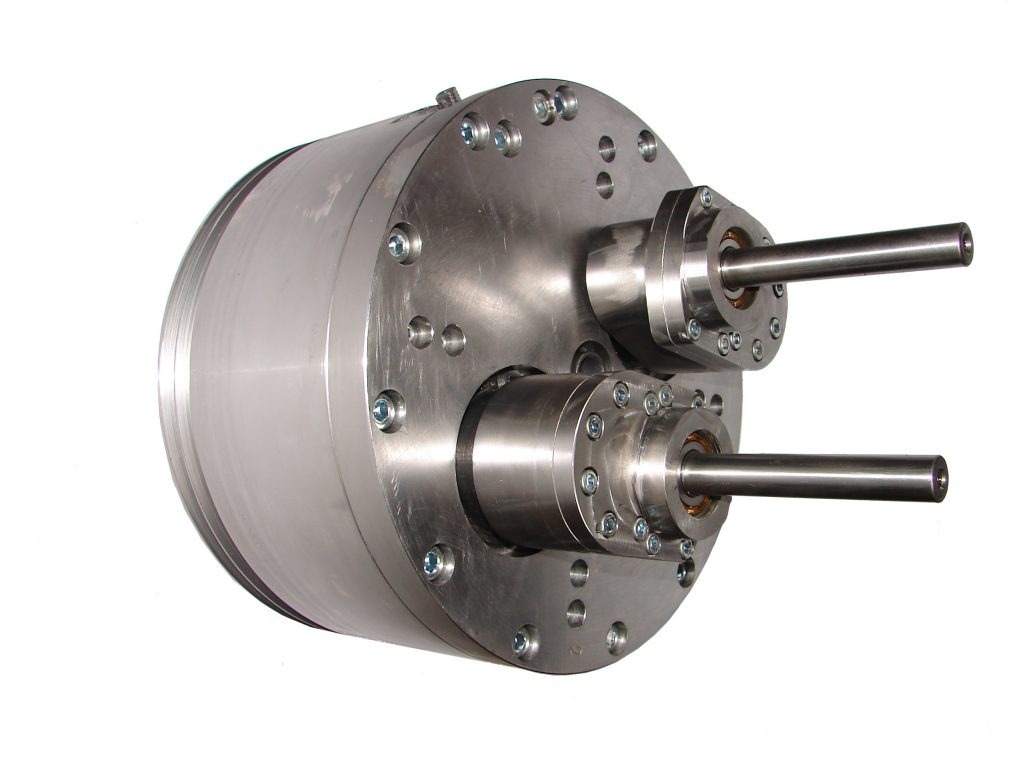 Precyzyjnie obrobiony metalowy element z dwoma wystającymi wałkami, mocowany za pomocą śrub, na białym tle.