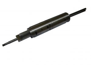 Precyzyjnie wykonany element metalowy obrabiany CNC w Zduńskiej Woli, widoczne ślady obróbki i mocowanie na końcach.