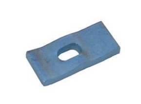 Niebieskawy, prostokątny element metalowy z otworem o zaokrąglonych rogach pośrodku, widoczny pod lekkim kątem, z widocznymi śladami obróbki.