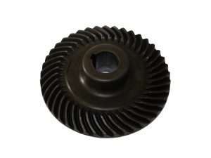 Ciemna, spiralna przekładnia zębata, sfotografowana na białym tle, z widocznym otworem na wał o kształcie kwadratu.