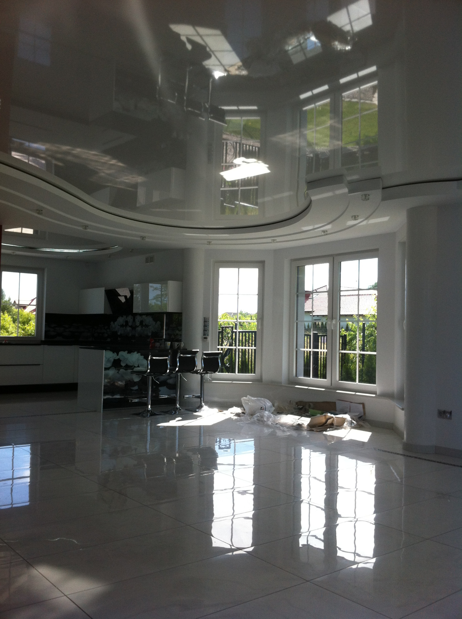 sufit biały lustrzany salon