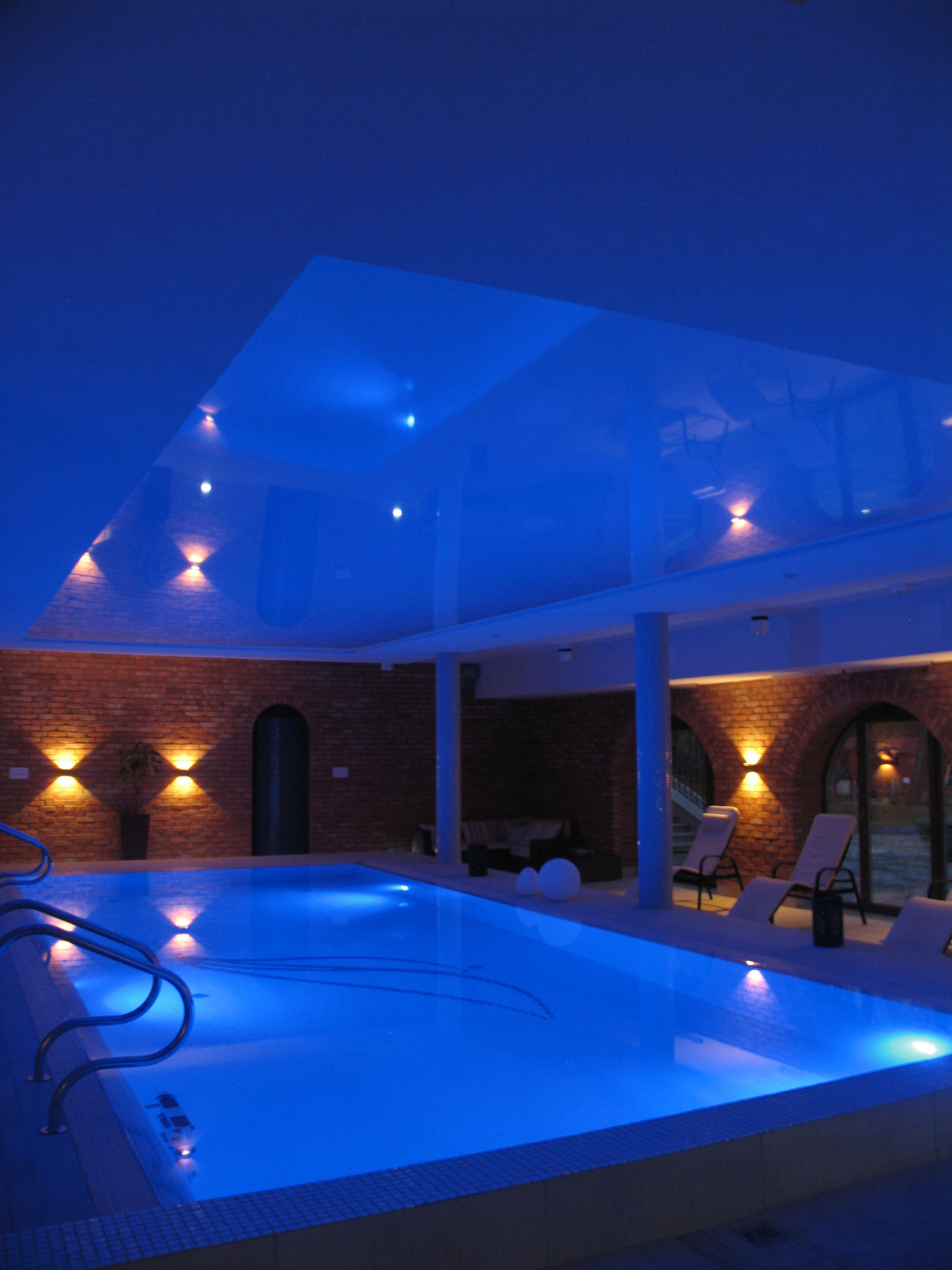 sufit lustrzany biały nad basenem