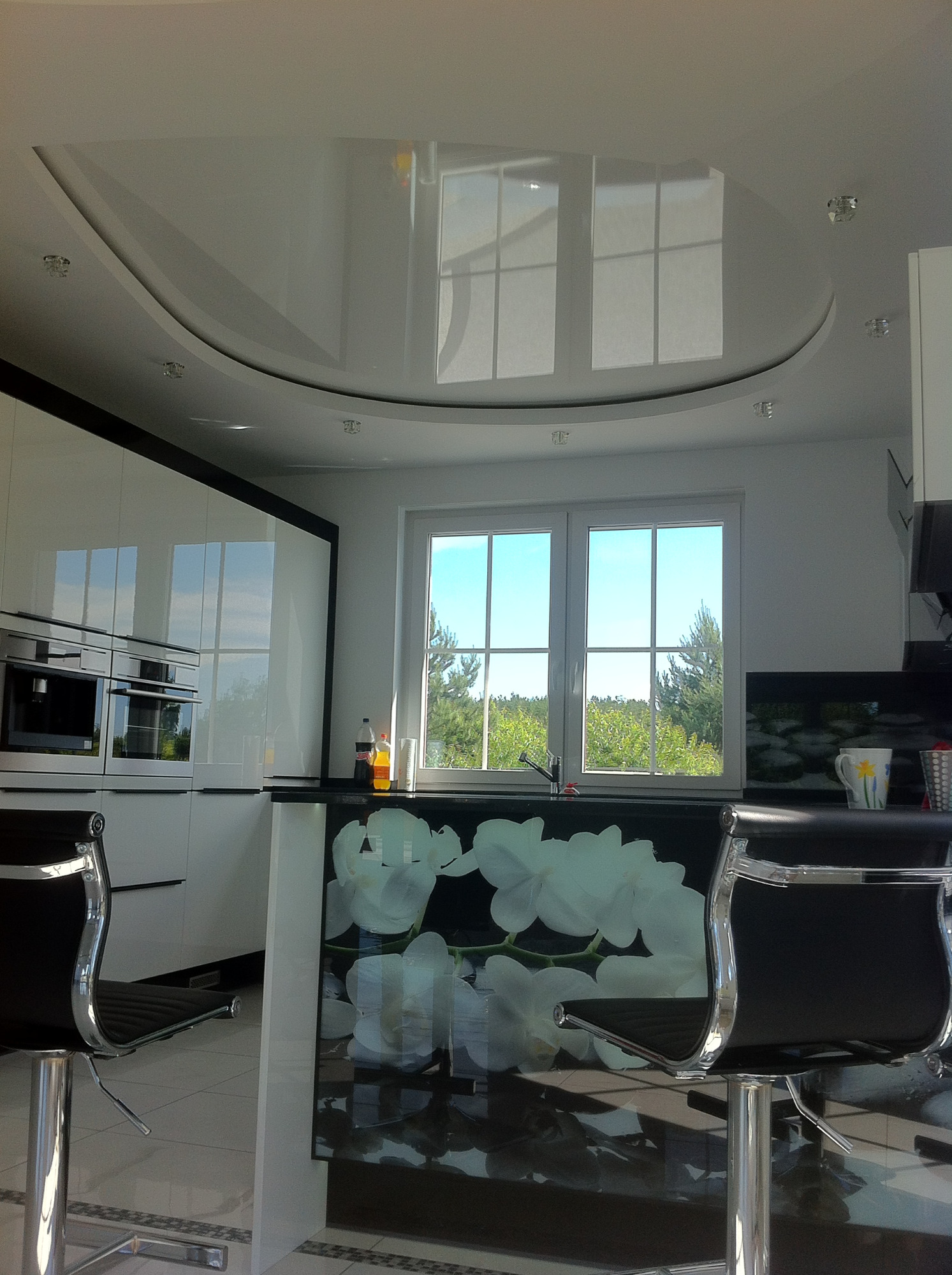 sufit biały lustrzany w kuchni