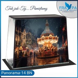 FRAPA Producent Zniczy i Wkładów | Dekoracje wnętrz | Boże Narodzenie | Wielkanoc - Szklana obudowa prezentująca świąteczny obrazek z karuzelą, jarmarkiem bożonarodzeniowym i napisem 'Tak jak Ty... Pamiętamy' oraz logo producenta wkładów zniczowych.