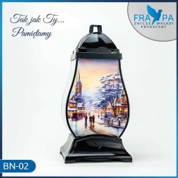 FRAPA Producent Zniczy i Wkładów | Dekoracje wnętrz | Boże Narodzenie | Wielkanoc - Lampion nagrobny z motywem zimowego miasteczka, podświetlony, z napisem 'Tak jak Ty... Pamiętamy' i oznaczeniem producenta FRA PA.