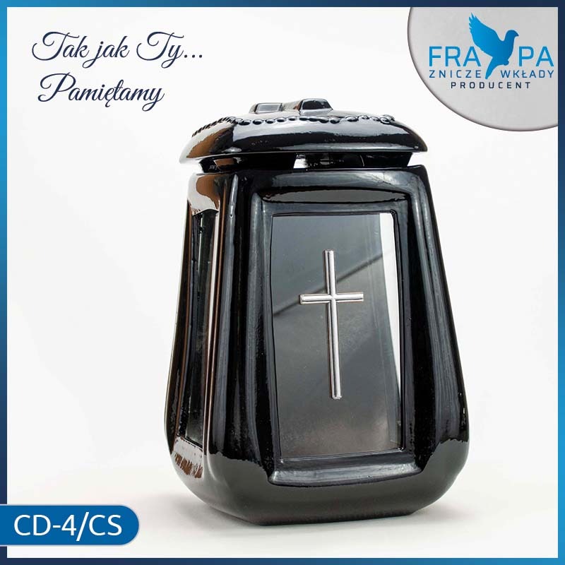 Czarny, ceramiczny znicz z metalowym krzyżem wewnątrz, na białym tle, z logo producenta w prawym górnym rogu i napisem 'CD-4/CS' w lewym dolnym rogu.