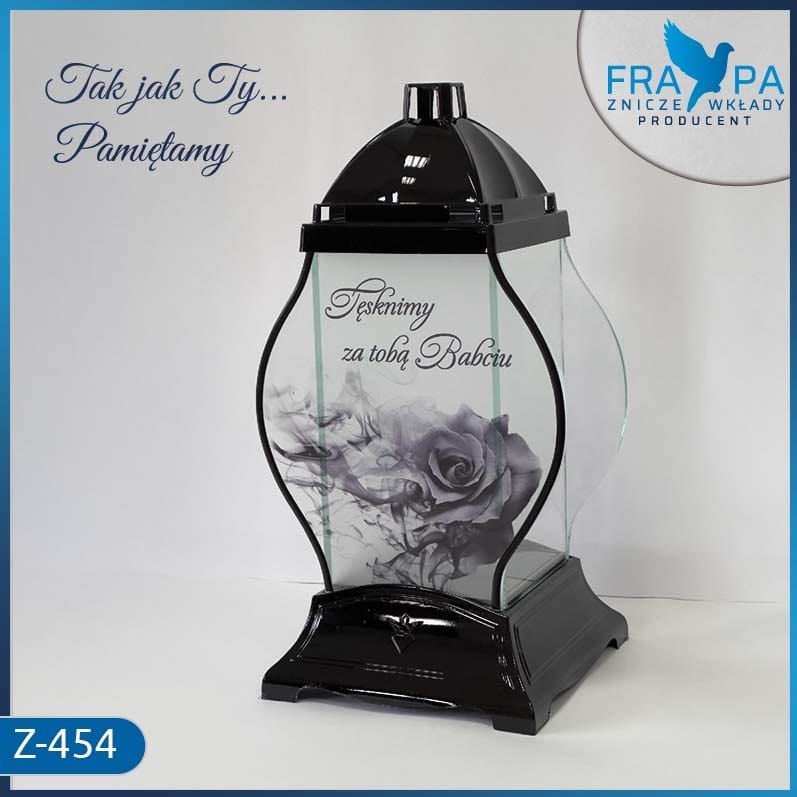 Czarny, elegancki znicz szklany z motywem czarnej róży i napisem 'Tęsknimy za Tobą, Babciu', stojący na białym tle z niebieską obwódką, widoczne logo producenta FRA-PA oraz oznaczenie modelu Z-454.