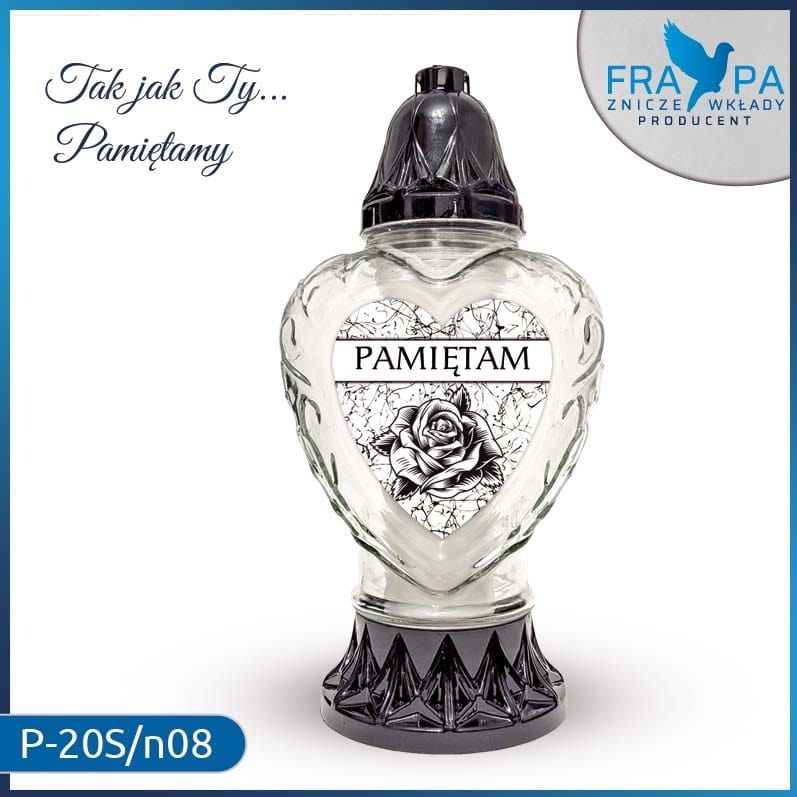 Szklany znicz okolicznościowy w kształcie serca, ozdobiony napisem 'Pamiętam' i grafiką róży, z czarną plastikową nakrywką i podstawą, widoczny napis P-20S/n08.