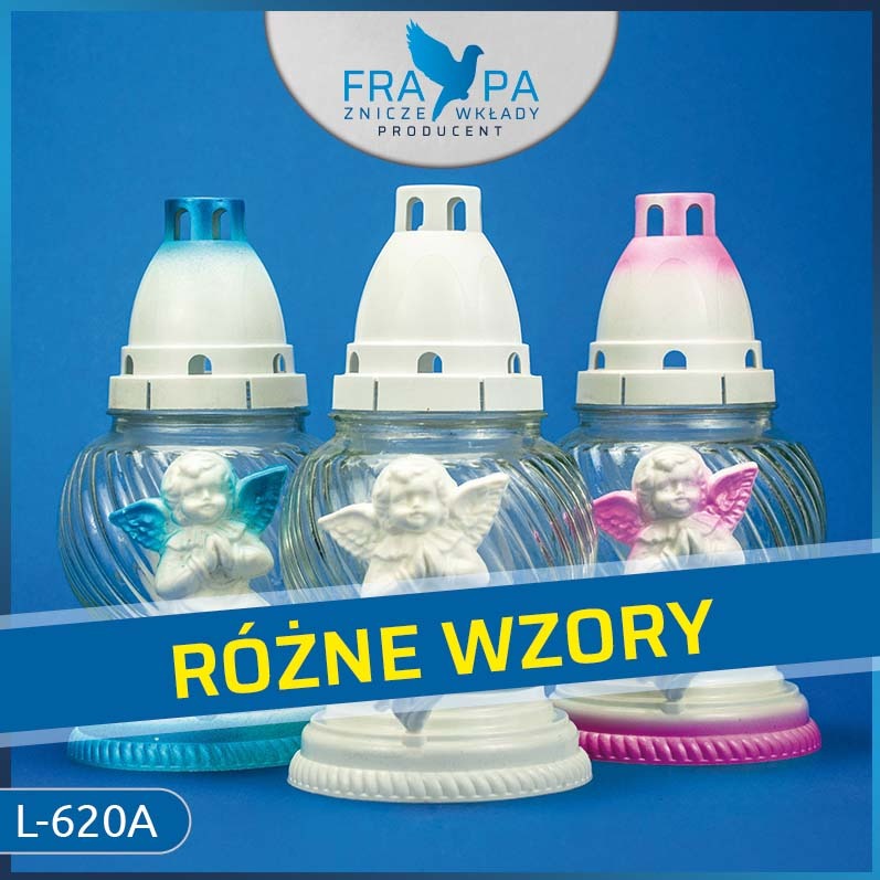 Trzy szklane znicze z aniołami, każdy w innym kolorze (niebieski, biały, różowy), na niebieskim tle z logo producenta. Widoczne różne wzory.
