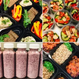 Kompozycja z czterech kadrów: pojemniki z pastą warzywną, pieczywem i papryką, kubeczki z sałatką z kurczakiem i warzywami, butelki z fioletowym koktajlem owocowym oraz pojemniki z kaszą gryczaną...