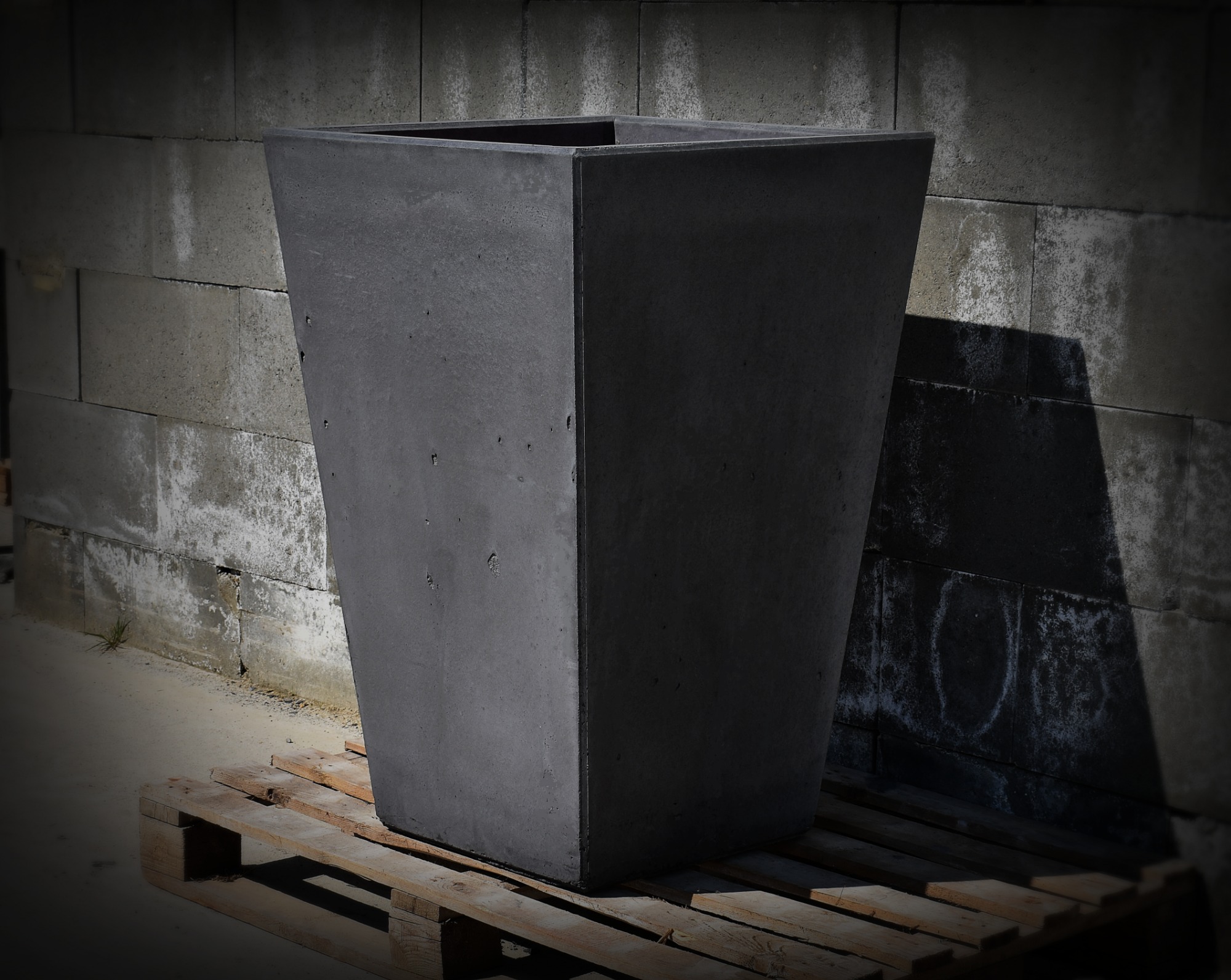 Donica betonowa Model T-B (40x60x80cm) - kolor antracyt