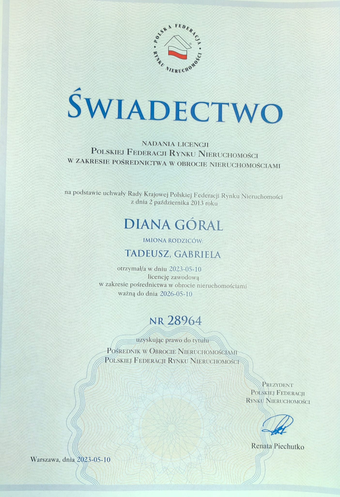 Skan świadectwa nadania licencji pośrednika w obrocie nieruchomościami dla Diany Góral, wydane przez Polską Federację Rynku Nieruchomości w Warszawie, ważne do 2026-05-10.