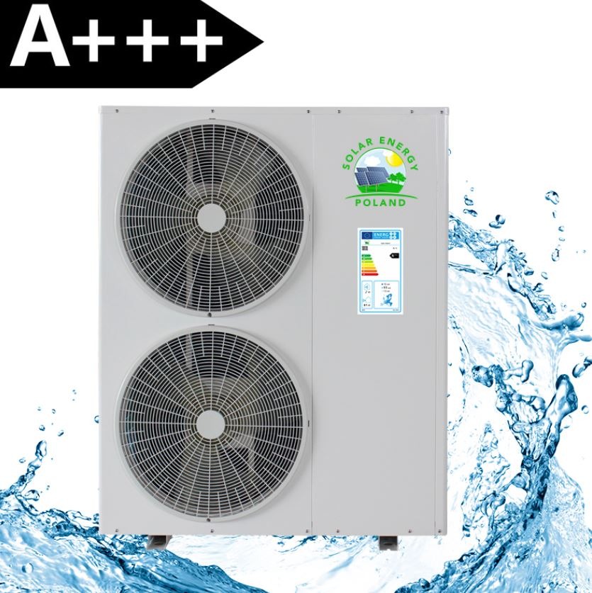 Biała pompa ciepła z dwoma wentylatorami, etykietą energetyczną i logo Solar Energy Poland, otoczona efektem rozpryskującej się wody.
