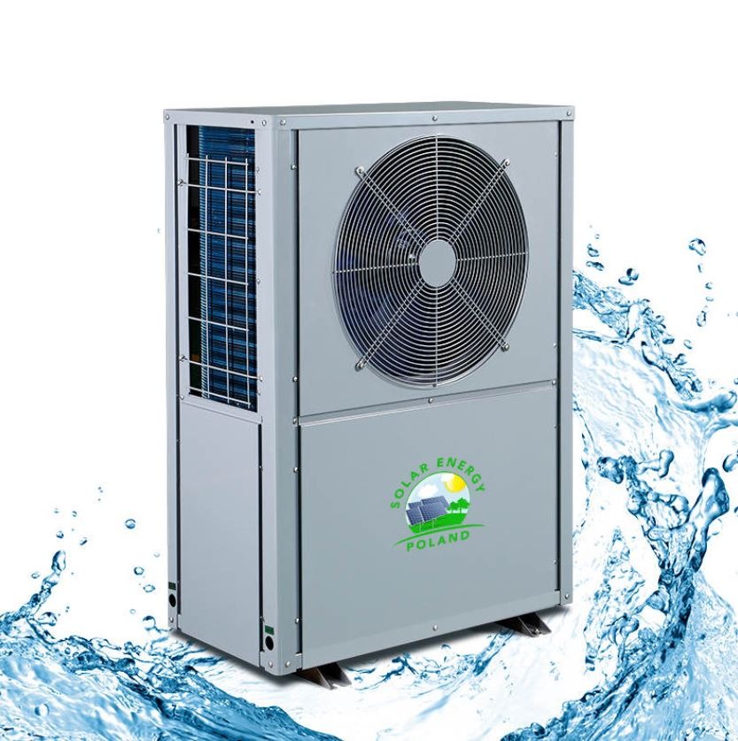 Szara pompa ciepła z wentylatorem i logo Solar Energy Poland na tle rozpryskującej się wody.