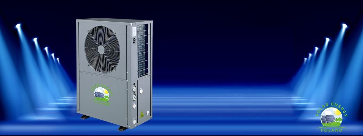 Szara pompa ciepła z wentylatorem na ciemnoniebieskim tle z reflektorami i logotypem firmy.