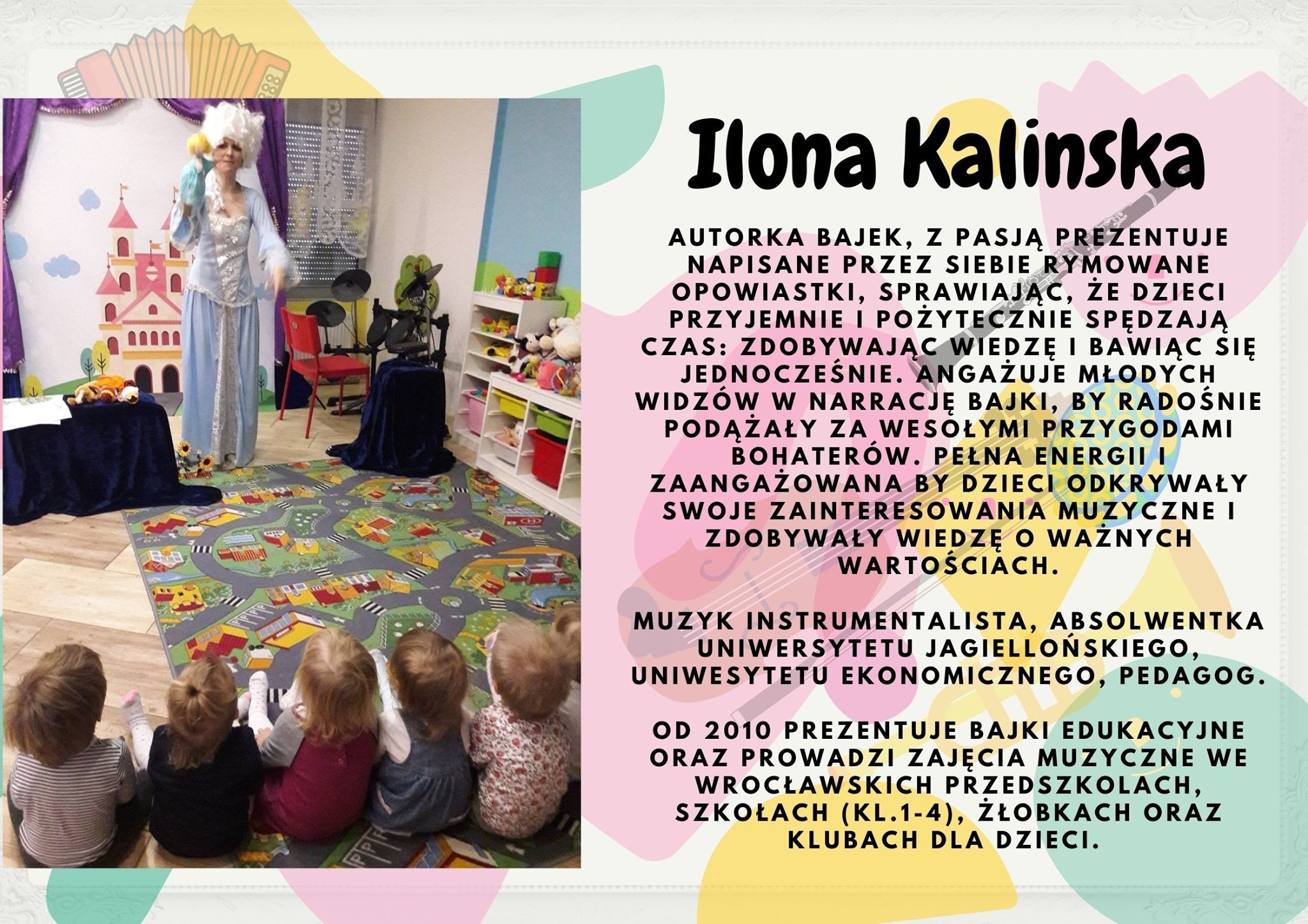 Kobieta w kostiumie scenicznym, z lalką w ręku, prezentuje przedstawienie dla grupy dzieci siedzących na dywanie w sali z motywami bajkowymi.