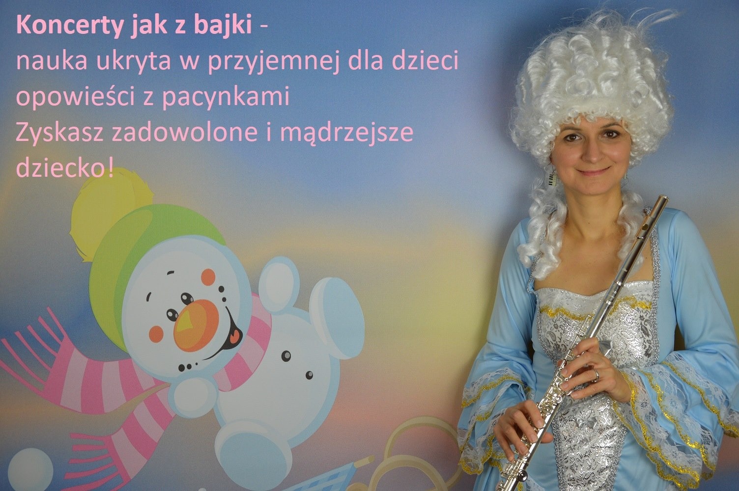 Kobieta w peruce i błękitnej sukni z falbankami trzyma flet poprzeczny na tle plakatu z tekstem i wizerunkiem bałwana.