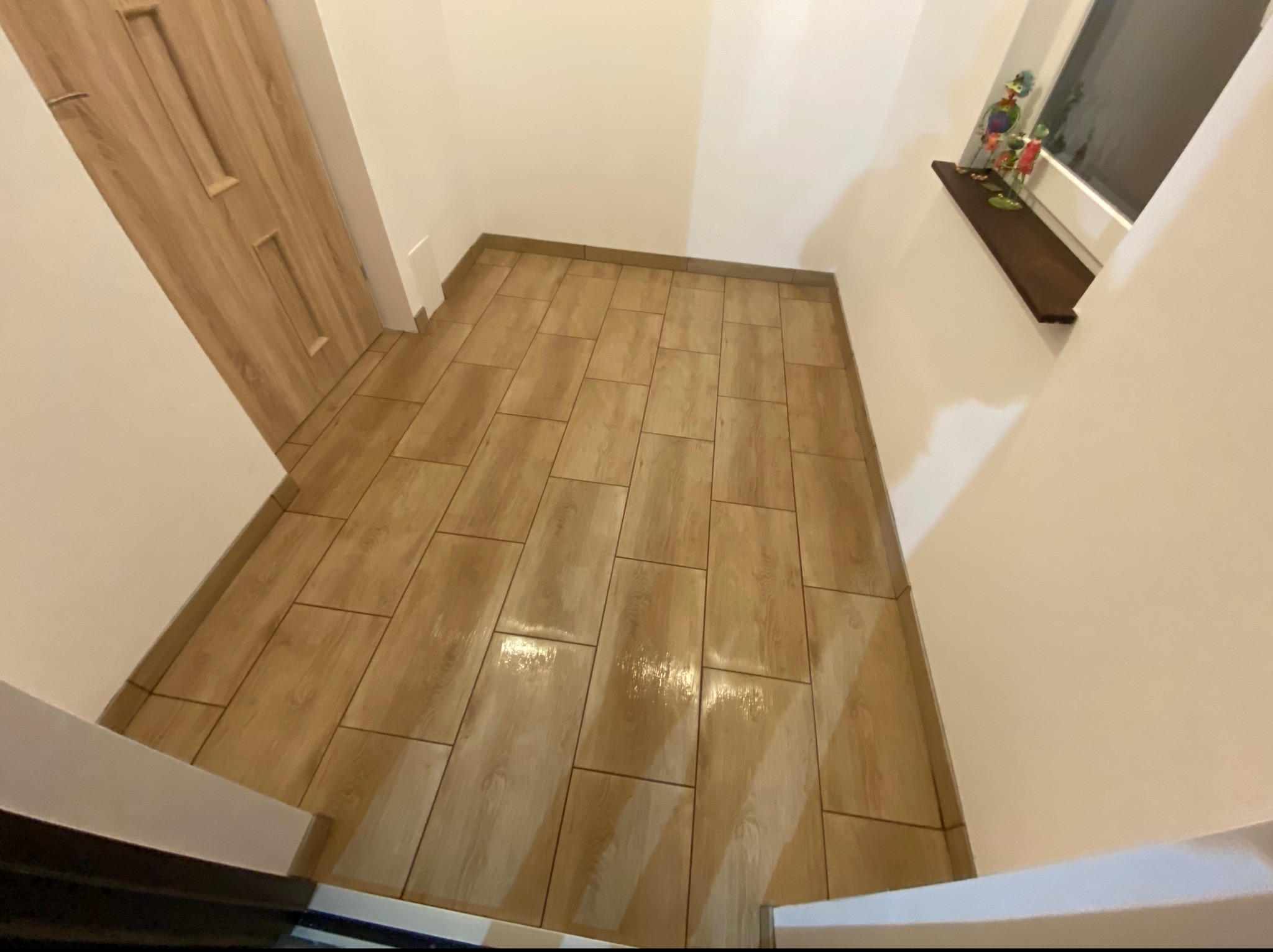 Kompleksowe wykonanie dobudówki w systemie szkieletowym wraz z wykonaniem wszelkich instalacji oraz wykończeniem.