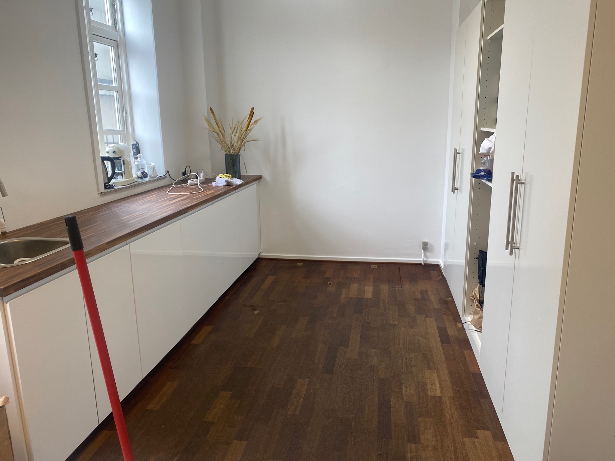 Składanie oraz montaż mebli wraz z odświeżeniem całej kuchni firmowej.