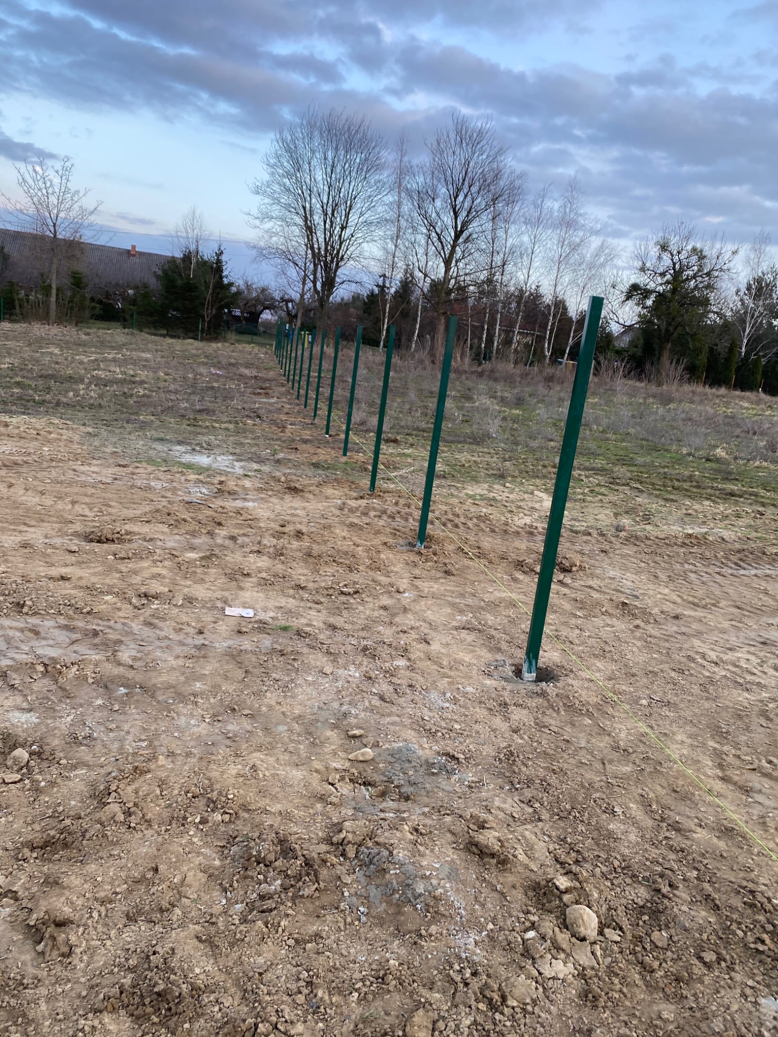 Montaż ogrodzenia panelowego w trudnym gruncie.