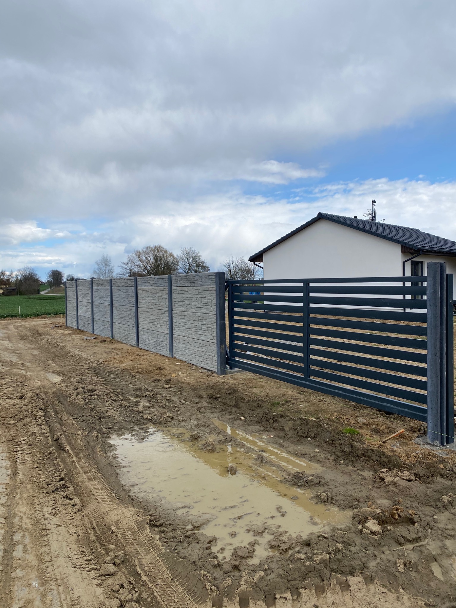 Montaż 120 mb. ogrodzenia betonowego bramy z napędem oraz furtki z wideodomofonem w trudnym gruncie.