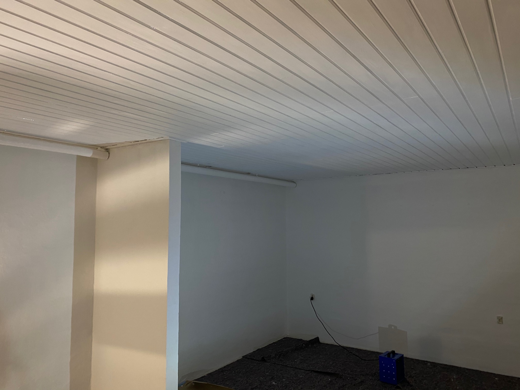 Malowanie części podpiwniczonej budynku.