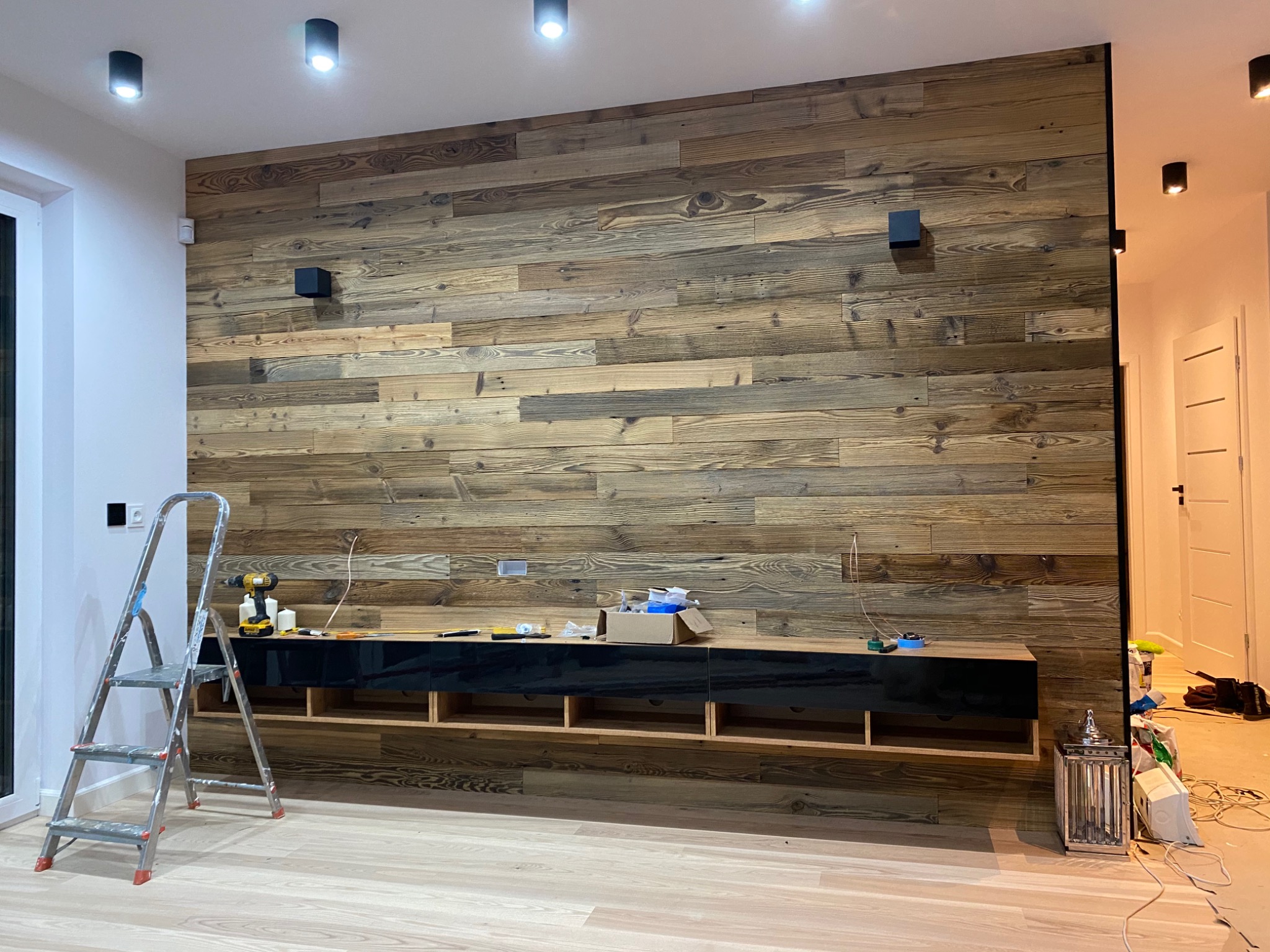 Ułożenie starej deski na ścianie za Tv.