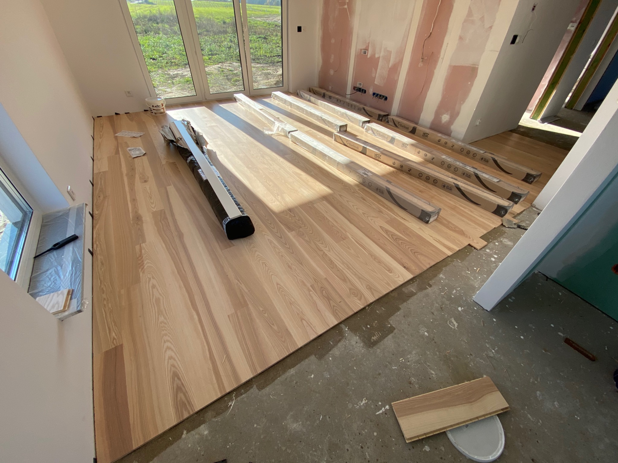 Montaż parkietu na klej dwuskładnikowy.