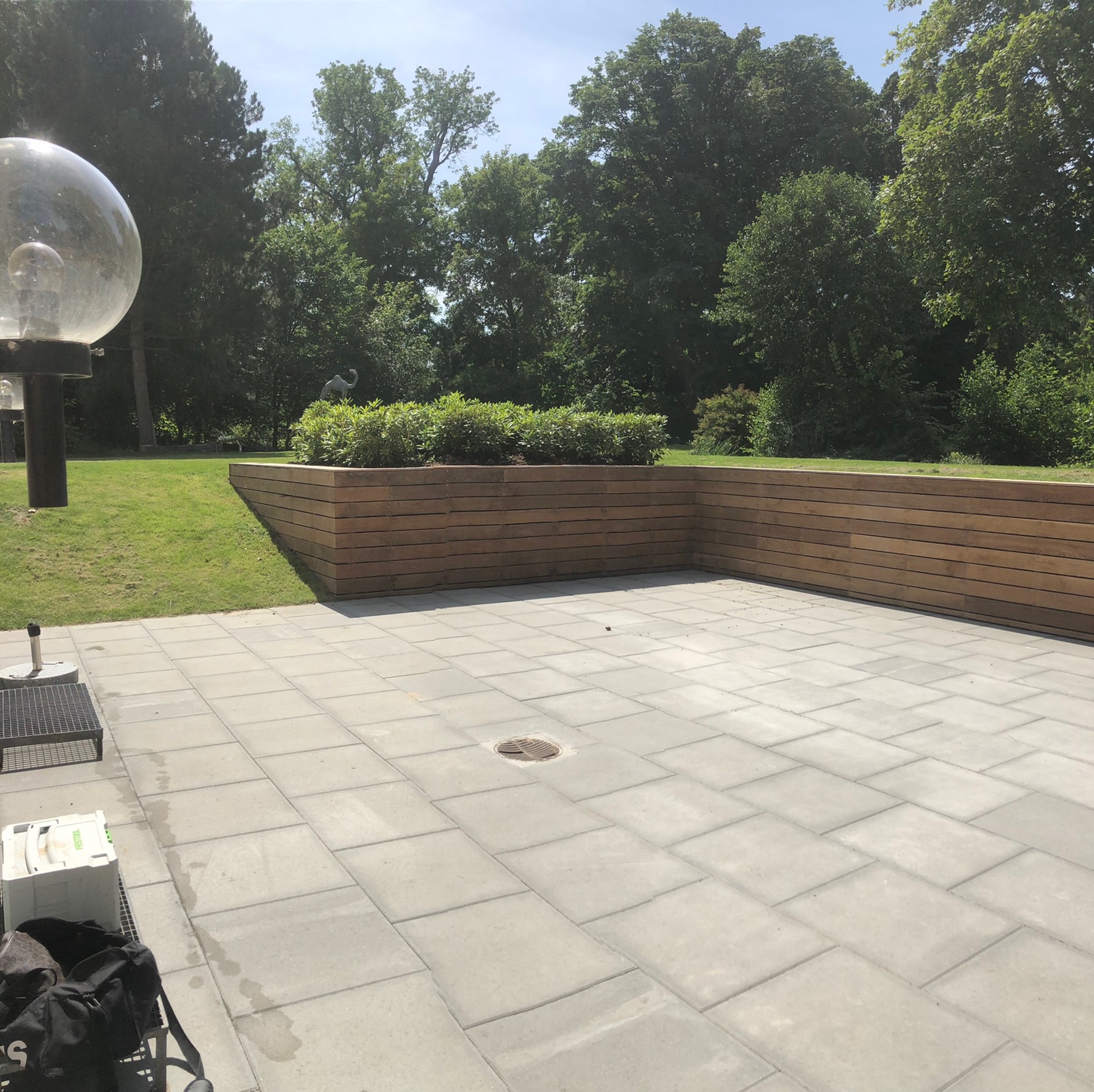 Instalacja deski egzotycznej na mur oporowy.