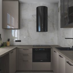 STUDIO ZMIANA - Wizualizacja kuchni w beżach z drewnianym blatem, czarnym okapem cylindrycznym i widokiem z okna na zieleń.