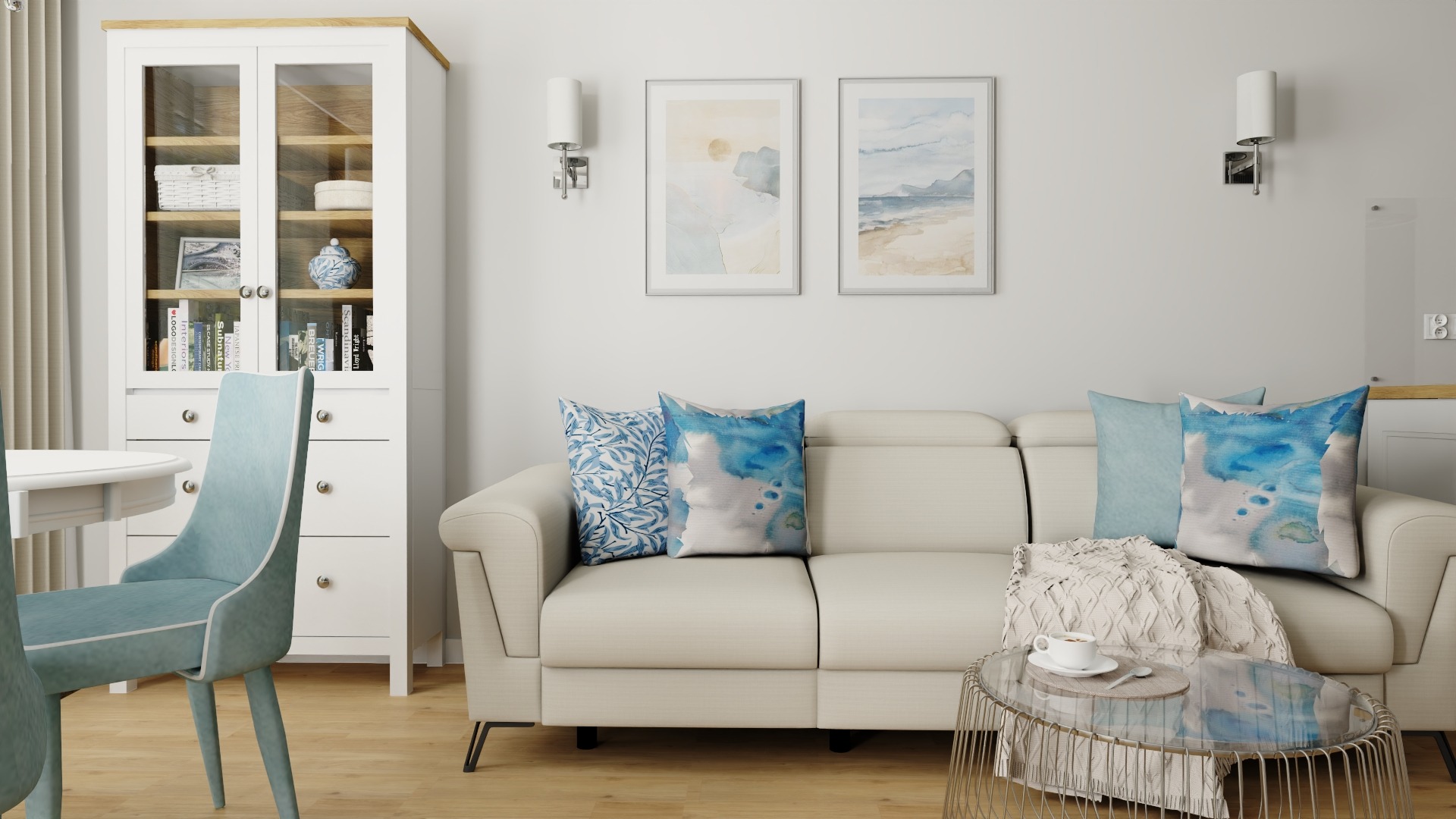 Jasny salon z beżową sofą, akcentami w odcieniach błękitu na poduszkach i krzesłach, oraz białym regałem z przeszklonymi drzwiami, uzupełniony abstrakcyjnymi obrazami i stolikiem kawowym z filiżanką.