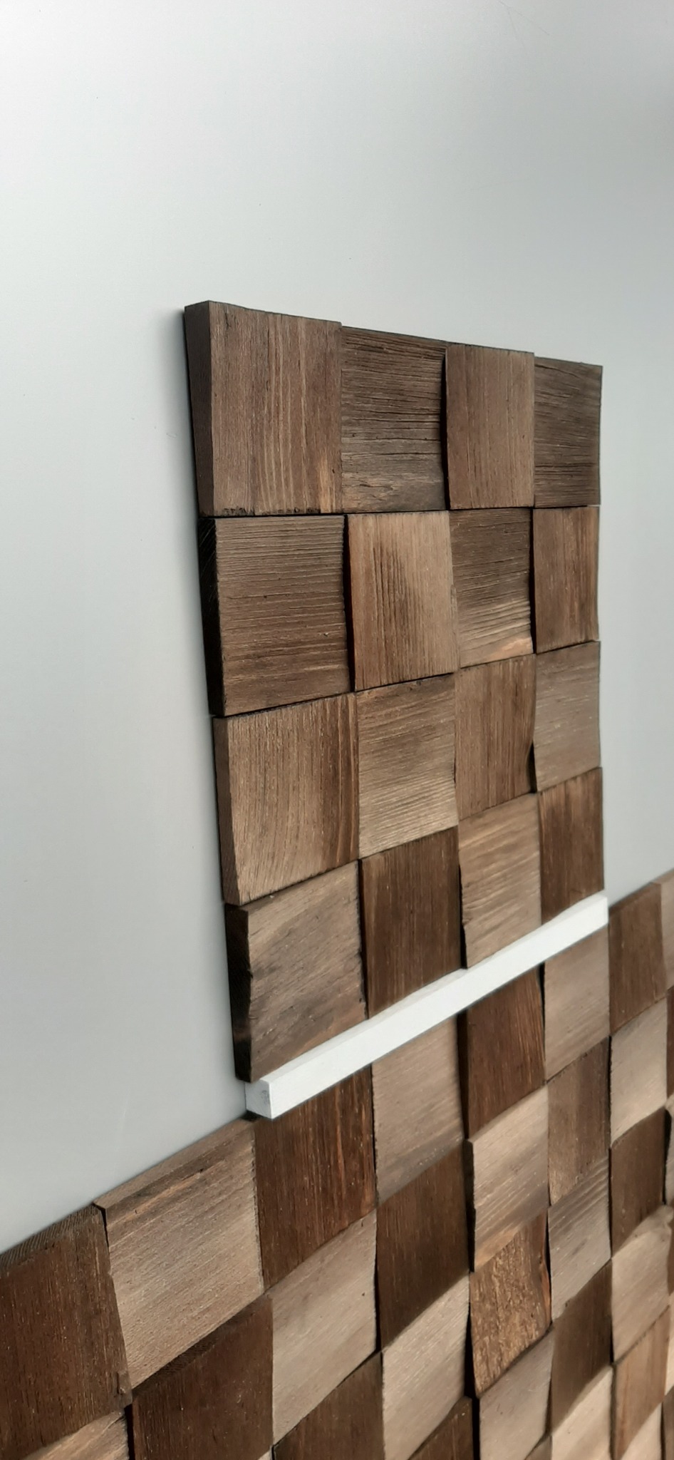 Naturalne panele drewniane wyklejone na elastycznym paroprzepuszczalnym materiale. Wymiary: 38cmx38cm