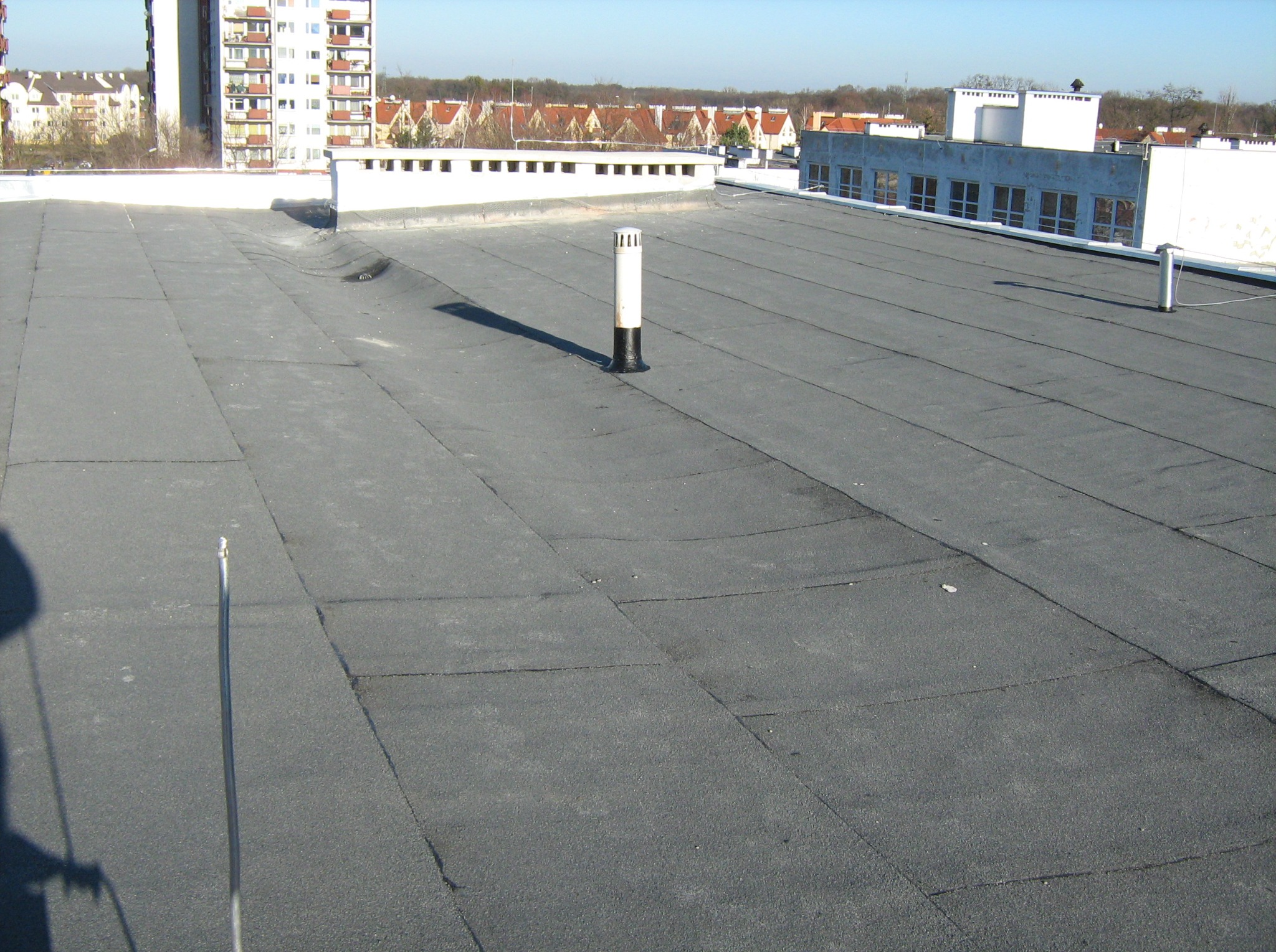 Renowacja podłoża + papa wierzchniego krycia.