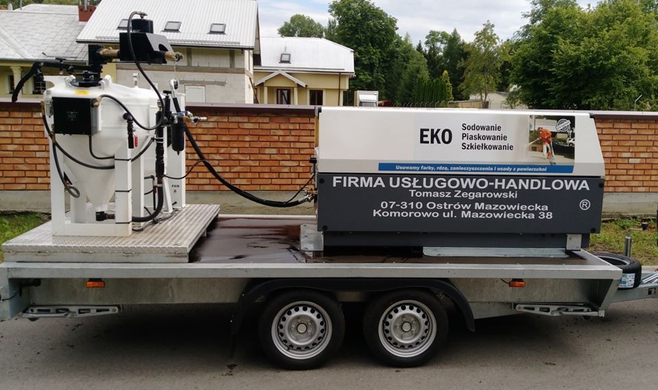 Mobilny zestaw do obróbki strumieniowo-ściernej EKO na przyczepie, z dwoma zbiornikami i logo firmy Usługowo-Handlowej Tomasza Zegarowskiego.