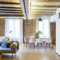 WENTSYSTEM PAWEŁ WÓJCICKI - Nowoczesny klimatyzator ścienny w salonie z ceglaną ścianą, drewnianym stropem i minimalistycznym wystrojem.