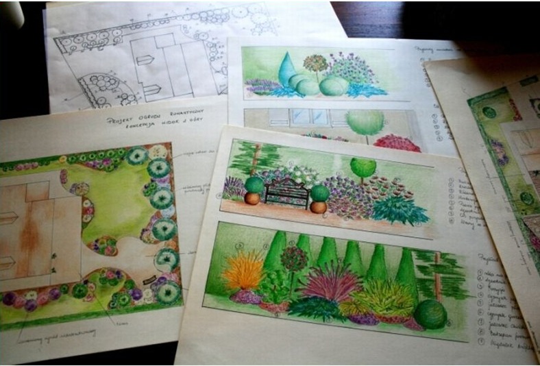 Ręcznie rysowane szkice koncepcyjne ogrodu romantycznego z widokiem z góry i perspektywy, z różnorodną roślinnością, elementami małej architektury i detalami aranżacyjnymi.