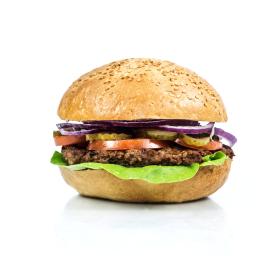 Piotr Widomski - Apetyczny hamburger z wołowiną, sałatą, pomidorem, ogórkiem konserwowym i czerwoną cebulą, podany na jasnym tle.