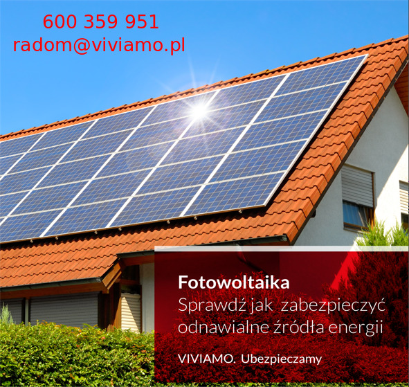 Panele fotowoltaiczne na dachu domu jednorodzinnego z czerwonej dachówki, reklama firmy ubezpieczeniowej w dolnej części zdjęcia.