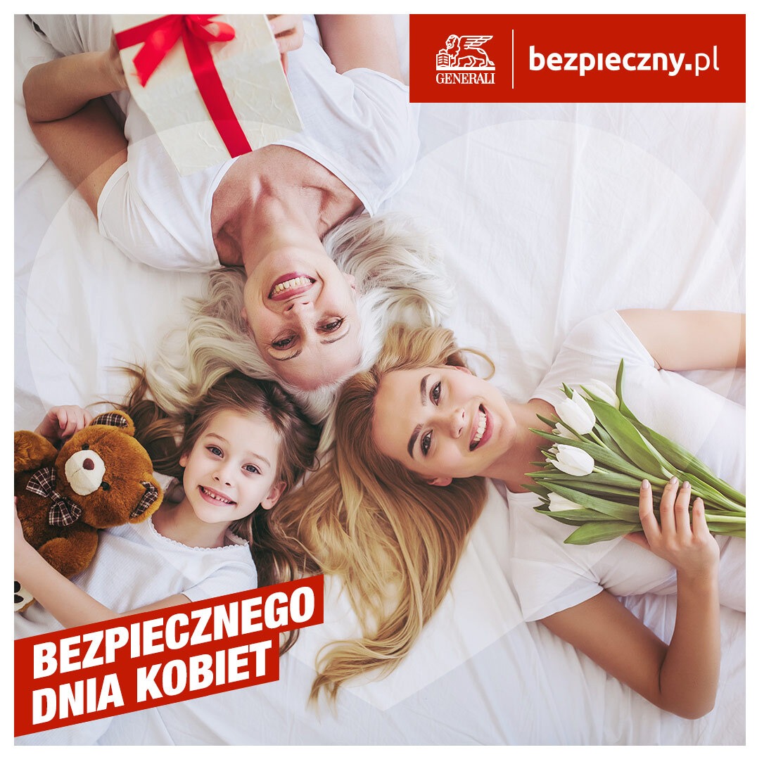 Trzy pokolenia kobiet (dziewczynka, młoda kobieta i starsza pani) leżą na białym prześcieradle, uśmiechają się, trzymając prezent, bukiet tulipanów i pluszowego misia; w tle logo firmy.