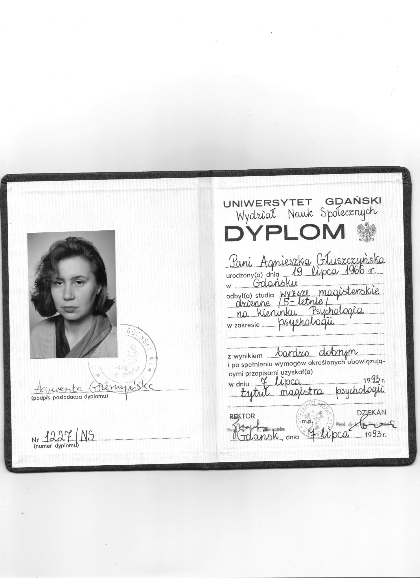 Skan dyplomu magisterskiego z psychologii Uniwersytetu Gdańskiego, wydanego w 1993 roku dla Agnieszki Głuszczyńskiej, z jej czarno-białym zdjęciem.