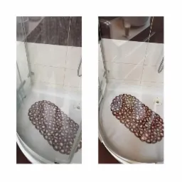 Porównanie stanu kabiny prysznicowej przed i po czyszczeniu, widoczna różnica w przejrzystości szkła i czystości brodzika z antypoślizgową matą.