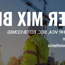 Pracownicy w kaskach i kamizelkach odblaskowych na tle budowy z dźwigiem, jeden z nich trzyma krótkofalówkę i dokumenty, nałożony tekst 'INTERMIX BHP' oraz odwrócony tekst 'Szkolenia BHP, SCA, SCC,...