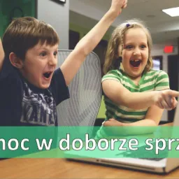 Dzieci w Bydgoszczy z entuzjazmem reagują na nowy laptop, prawdopodobnie po udanej konfiguracji przez serwis komputerowy. Logo serwisu widoczne w prawym górnym rogu.