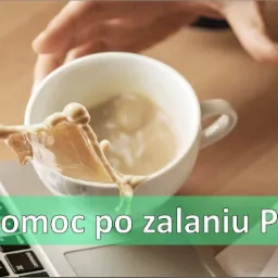 Rozlana kawa na klawiaturze laptopa, krople w locie, widoczne logo firmy świadczącej mobilny serwis komputerowy.