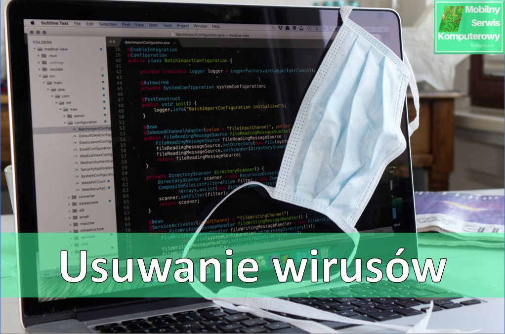 Laptop z otwartym edytorem kodu i maseczką medyczną zawieszoną na ekranie, symbolizujące usuwanie wirusów komputerowych i ochronę przed wirusami fizycznymi. W tle logo firmy komputerowej z Bydgoszczy.