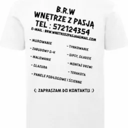 Biała koszulka z nadrukiem reklamowym firmy remontowej, zawierającym nazwę 'B.R.W WNĘTRZE Z PASJĄ', numer telefonu, adres e-mail oraz listę oferowanych usług takich jak murowanie, zabudowy G-K...