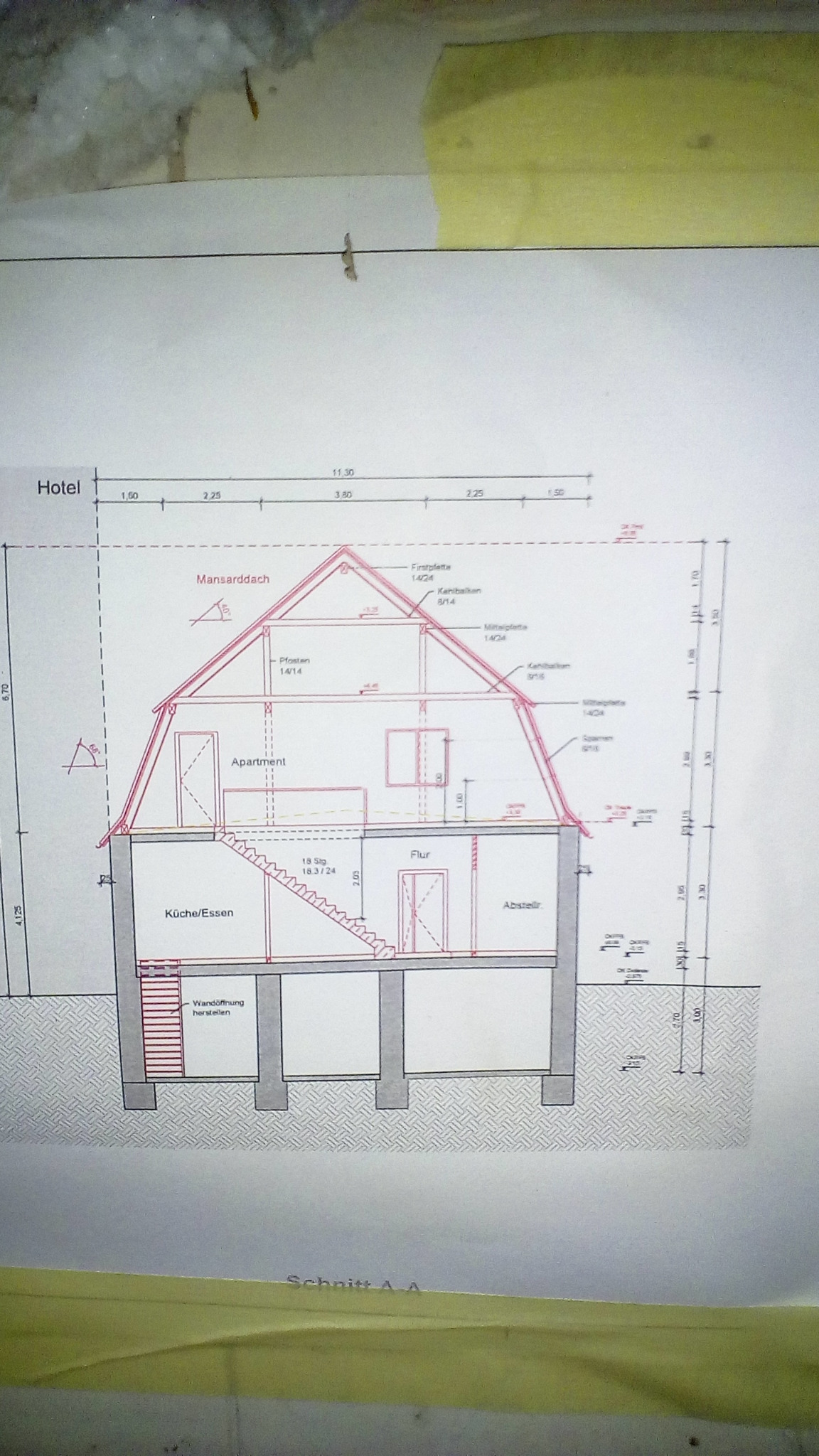 Przekrój architektoniczny budynku z poddaszem mansardowym, ukazujący układ pomieszczeń: kuchnia/jadalnia, apartament, pokój. Widoczne wymiary i oznaczenia konstrukcyjne.