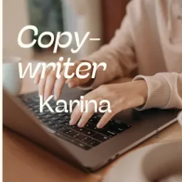 Kobieta z pierścionkiem na palcu pisze na laptopie, widoczne dłonie na klawiaturze, jasne tło i filiżanka kawy z boku.