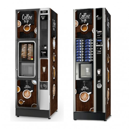 Dwa automaty do kawy z motywem 'Coffee to go', jeden w kolorze srebrnym, drugi czarnym, oba ustawione obok siebie na białym tle.